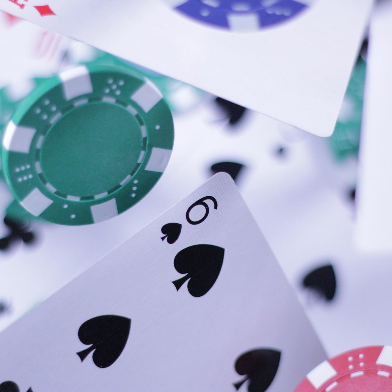 Interface antarmuka Qiu Qiu slot711 menampilkan kartu pemain dan dealer