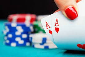 Dealer Andar Bahar di studio slot711 dengan kartu dan meja standar